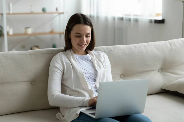 Senhora feliz assistindo filme engraçado ou compras na loja de internet. — Fotografia de Stock