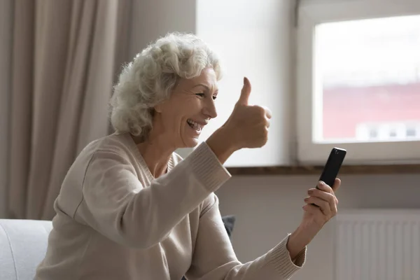 Overjoyed mulher madura fazendo chamada de vídeo, mostrando polegar para cima — Fotografia de Stock