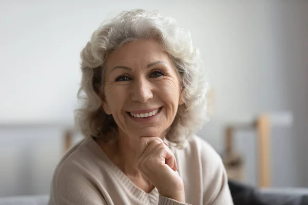 Primer plano de la cabeza retrato sonriendo hermosa mujer madura — Foto de Stock