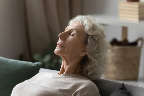 Nahaufnahme ruhige friedliche reife Frau entspannt sich mit geschlossenen Augen — Stockfoto