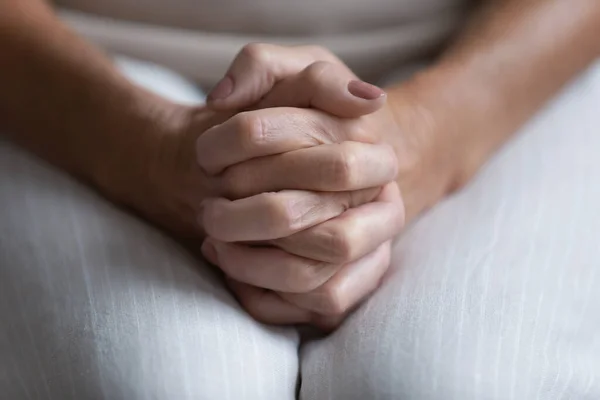 Close-up eenzaam volwassen senior vrouw gevouwen handen samen — Stockfoto