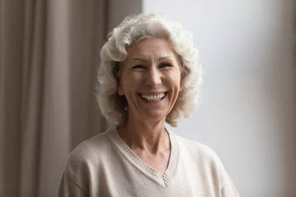 Foto de la cabeza retrato sonriendo mujer madura de pie en casa — Foto de Stock