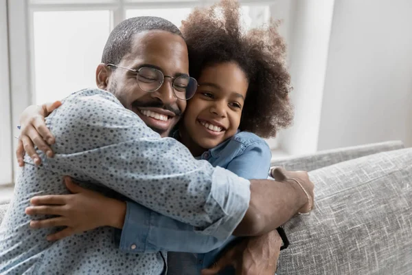 Afrykański amerykański ojciec przytulający mały uśmiechnięty birasowy dziecko córka. — Zdjęcie stockowe