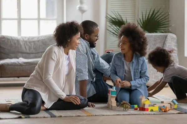 Feliz familia vinculación multirracial involucrado en el juego. — Foto de Stock