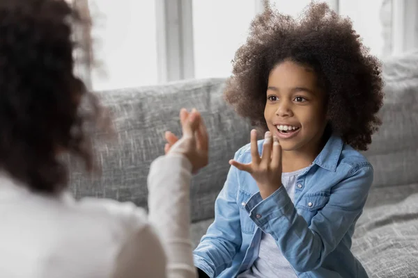 Raça mista menina aprendendo correta pronúncia sons. — Fotografia de Stock