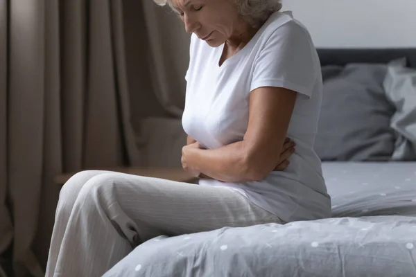 Close-up gefrustreerde volwassen vrouw aanraken buik, het gevoel pijn — Stockfoto