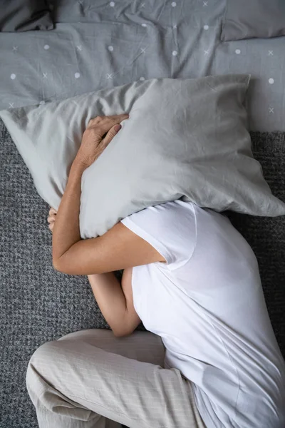 Pandangan atas wanita dewasa tanpa tidur berbaring di tempat tidur, konsep insomnia — Stok Foto