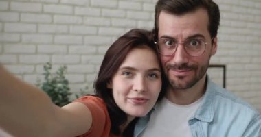 Kamera kayıtlarına bakan bir çift komik suratlar yapıyor.