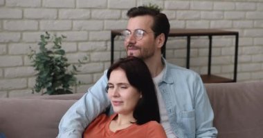 Birbirine aşık çiftler kanepede dinlenir.