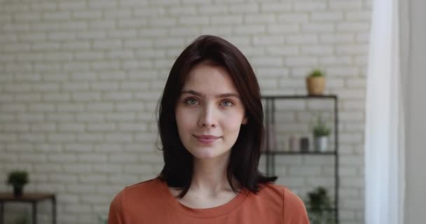 新しい家からキーの束を示す屋内に立つ女性 — ストック動画