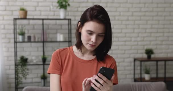 Žena vychutnat komunikaci cítí šťastný trávit volný čas pomocí smartphonu — Stock video