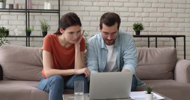 Pár pomocí počítače diskutovat naučit nové aplikace nákup on-line — Stock video