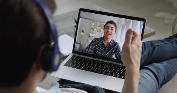 Mulher falando com homem laptop tela vista sobre ombro masculino — Vídeo de Stock