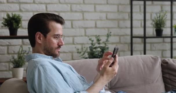 L'homme utilise son téléphone portable se sent euphorique eu de bonnes nouvelles par message — Video