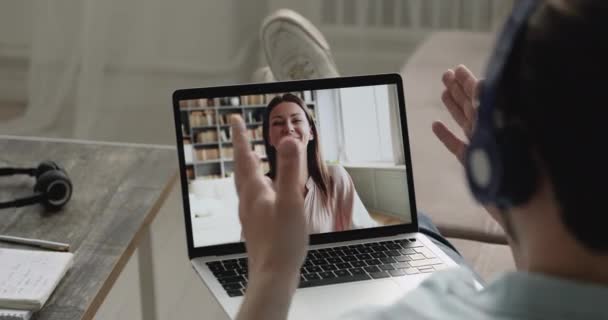 Mulher falando com o homem tela do computador vista sobre o ombro masculino — Vídeo de Stock