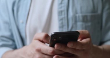 Yakından bakıldığında erkek elleri akıllı telefon kullanıyor. 5G internet bağlantısı kullanıyor.