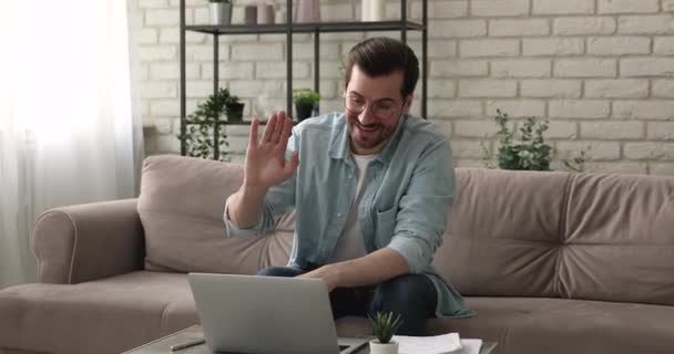 Hombre mirando a la pantalla portátil onda mano iniciar conversación videocall — Vídeos de Stock