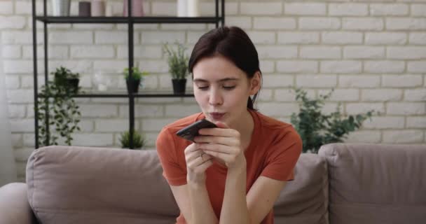 Vrouw met behulp van smart phone praten met vriendje over speakerphone — Stockvideo