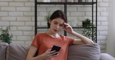 Akıllı telefonu olan bir kadın harika haberler aldığı için mutlu.