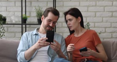 Akıllı telefonlarla evde oturan çiftler medya haberleri ve yeni uygulamaları tartışıyor