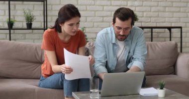 Çift aile bütçesini yönetir. Masrafları analiz eder. Laptop e-bank uygulaması kullanır.