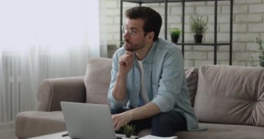 İş adamı, bilgisayarın kapalı alanda çalışmasını sorun çözecek bir çözüm düşünüyor.