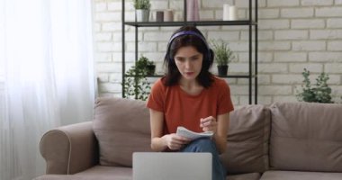 Video konferansında okuyan kız kulaklıkla öğretmenini dinle.