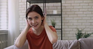 Kadın video çağrı uygulaması kullanarak kameraya bakıyor.