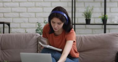 Videoyla çalışan bir kız. Kulaklıkla dinle dostum.