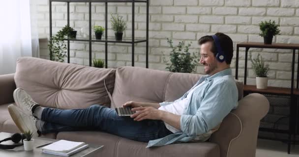 Hombre usar auriculares poner portátil en vueltas iniciar conversación videocall — Vídeos de Stock