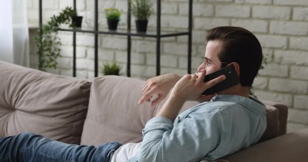 Mann hält Smartphone-Gespräch fern von zu Hause — Stockvideo