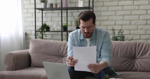 Homem ler carta se sente chateado sentindo-se preocupado com más notícias — Vídeo de Stock