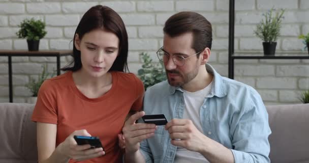 Çevrimiçi ödemede sorun yaşayan çift kart ve akıllı telefon kullanıyor — Stok video