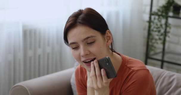 Γυναίκα έχοντας ευχάριστη συνομιλία στο smartphone χρήση μεγάφωνο — Αρχείο Βίντεο