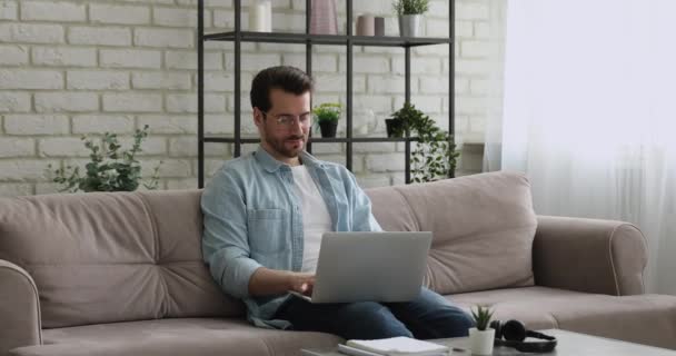 Homem usando computador fazer trabalho remoto pensando sobre solução desafio — Vídeo de Stock