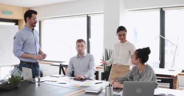 Gemotiveerde multiculturele gelukkige zakenmensen geven high five in office — Stockvideo