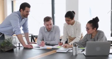 Çeşitli etnik kökenli iş adamları ofis toplantısında beyin fırtınası yapıyor