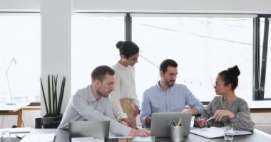 Çalışanlar, görev sırasında takım liderinin konuşmasını dinlerler.