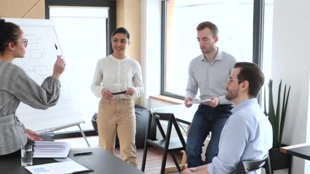 Compañeros de trabajo multiétnicos discuten los beneficios del proyecto, considerando ideas durante la reunión — Vídeos de Stock