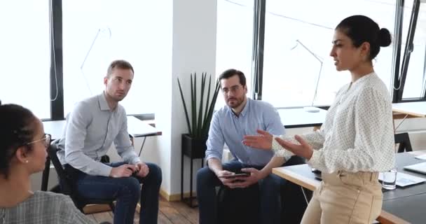 Diverse medewerkers van het bedrijf verzameld op briefing oplossen problemen luisteren leider — Stockvideo