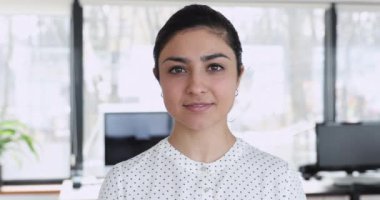 Çekici bir vesikalık, gülümseyen Hintli etnik kadın iş kadını portresi.