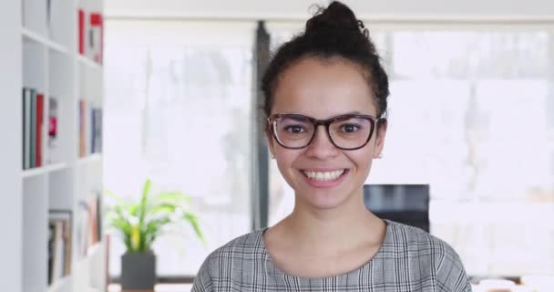 Portrait Headshot souriant africaine mixte femme d'affaires posant au bureau — Video