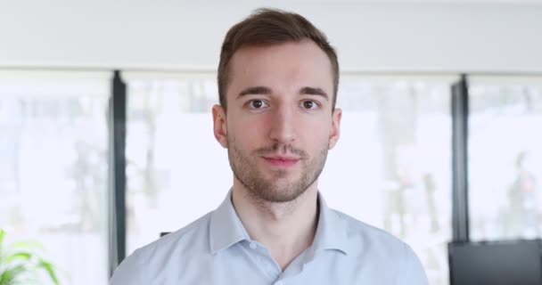 Lachende 35s mannelijke werknemer bedrijf vertegenwoordiger sales manager headshot portret — Stockvideo