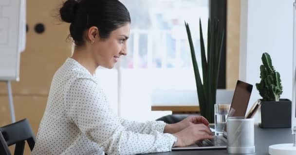 Gericht indiase zakenvrouw zitten op kantoor werkplek typen op laptop — Stockvideo