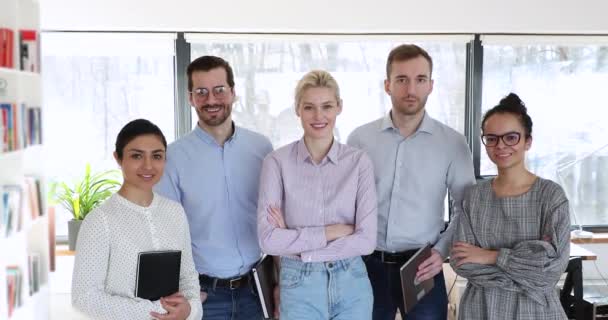 Cinco ambiciosos empleados multiculturales sesión de fotos stand en la oficina de coworking — Vídeos de Stock