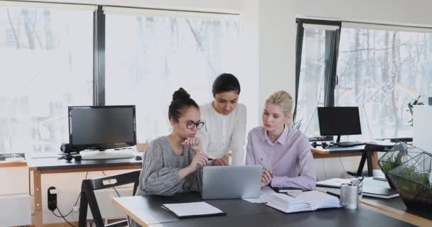 Multi-etnische zakenvrouwen met behulp van laptop betrokken bij teamwork in office — Stockvideo