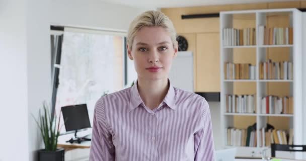 Kopfschuss-Porträt junge Geschäftsfrau zeigt Daumen hoch fühlt sich glücklich — Stockvideo