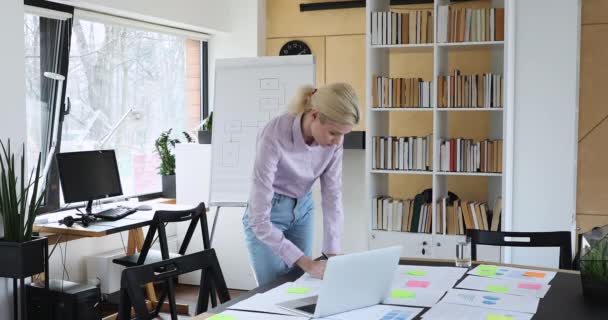 Geschäftsfrau hält Präsentation für Kunden, die in modernen Büros im Stehen arbeiten — Stockvideo