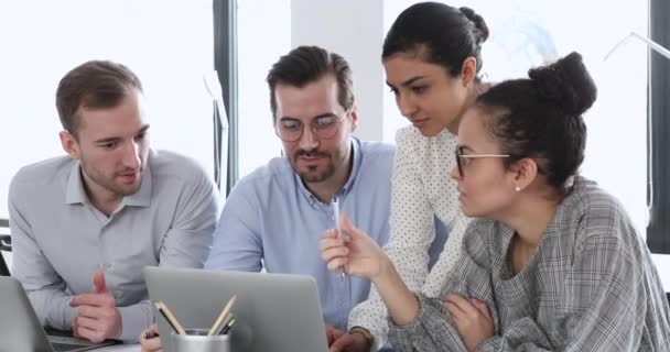 Mitarbeiter eines internationalen Unternehmens nutzen Laptop bei der Arbeit — Stockvideo