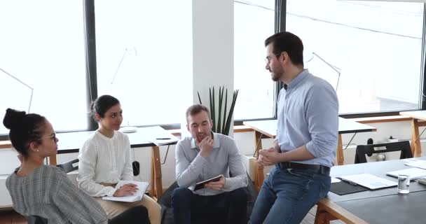 Multiethnische Mitarbeiter hören Teamleiter beim Briefing zu — Stockvideo